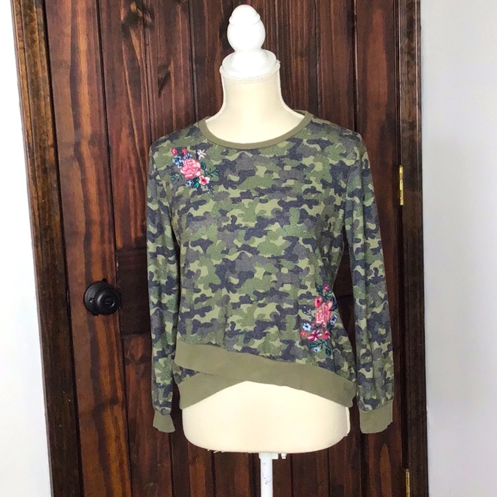Camouflage Sweater with flower details on the shoulder and hip.